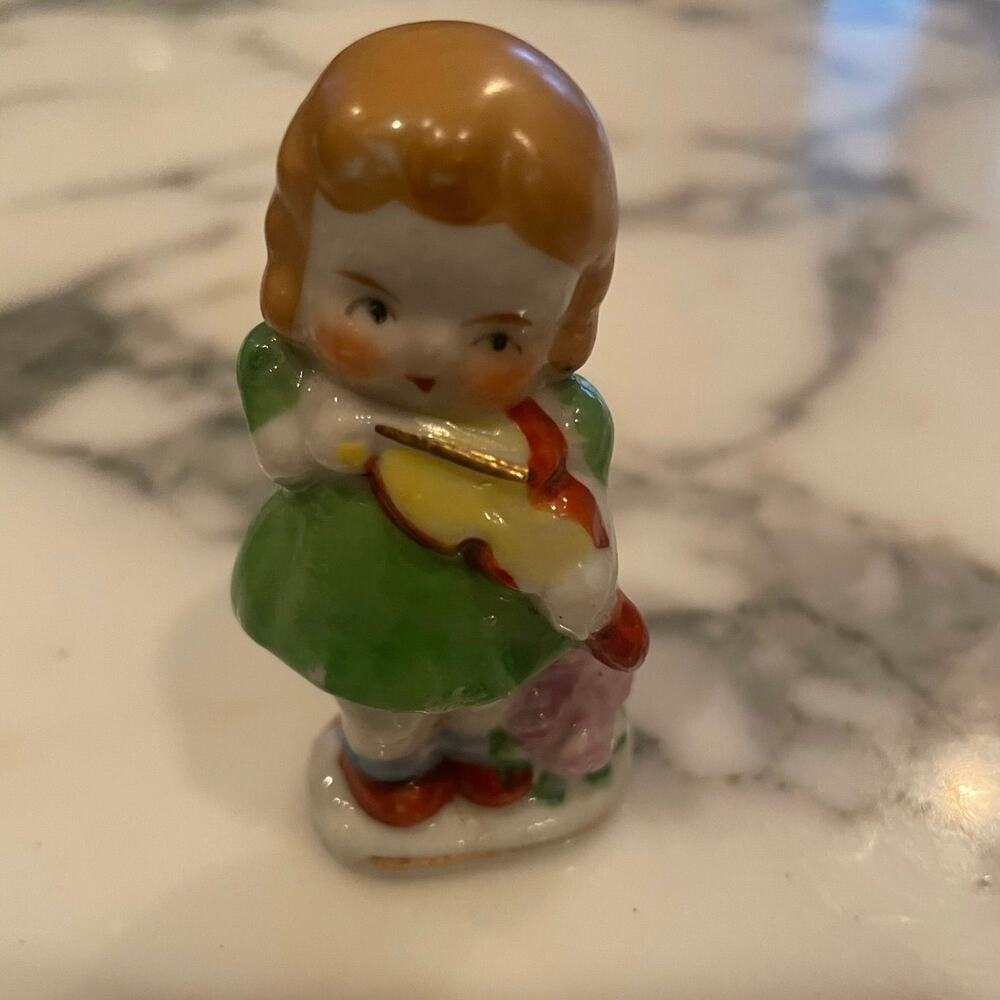 Occupied Japan 1940ish Porcelain Recreation of Girl with Violin. A05